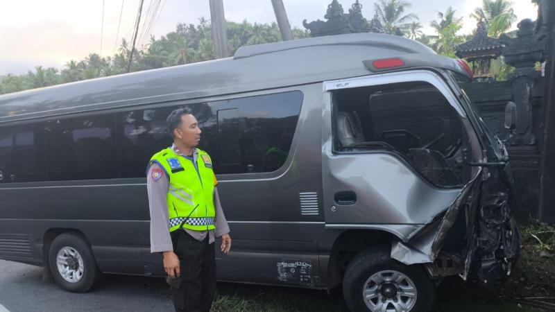 Mikrobus Tabrak Xenia di Jalur Denpasar-Gilimanuk