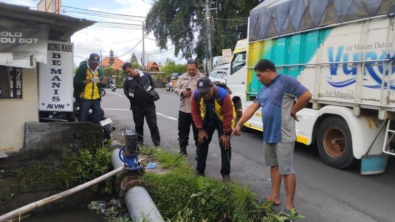 Jalan Nasional Denpasar-Gilimanuk Jebol di Dua Titik, Truk Terperosok
