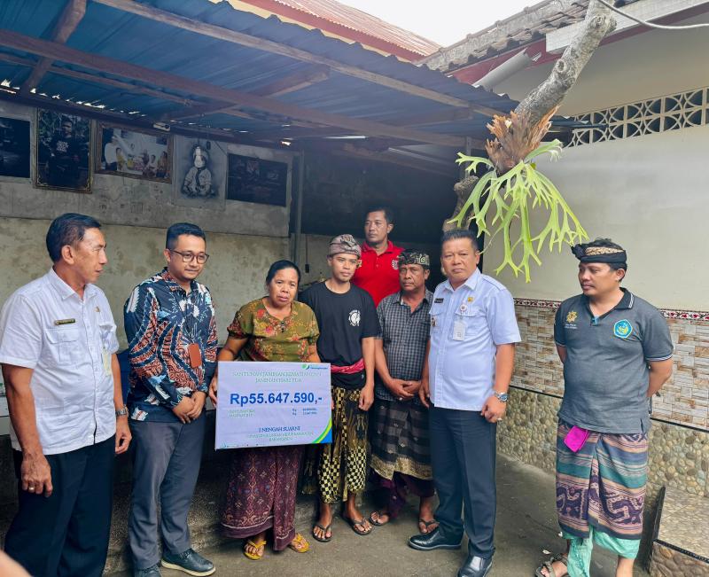 BPJS Ketenagakerjaan Karangasem Serahkan Santunan Kematian Kepada Ahli Waris Pekerja Kontrak Senilai Rp 55 Juta