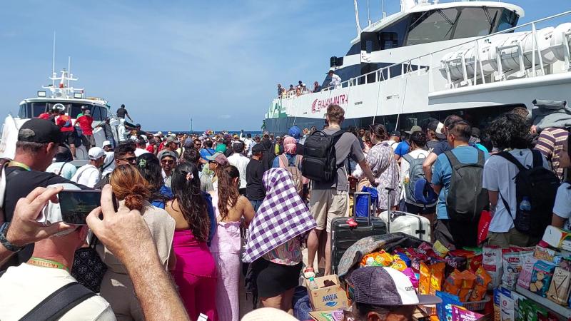 Liburan, Ribuan Wisatawan Asing Antre di Pelabuhan Rakyat Padang Bai