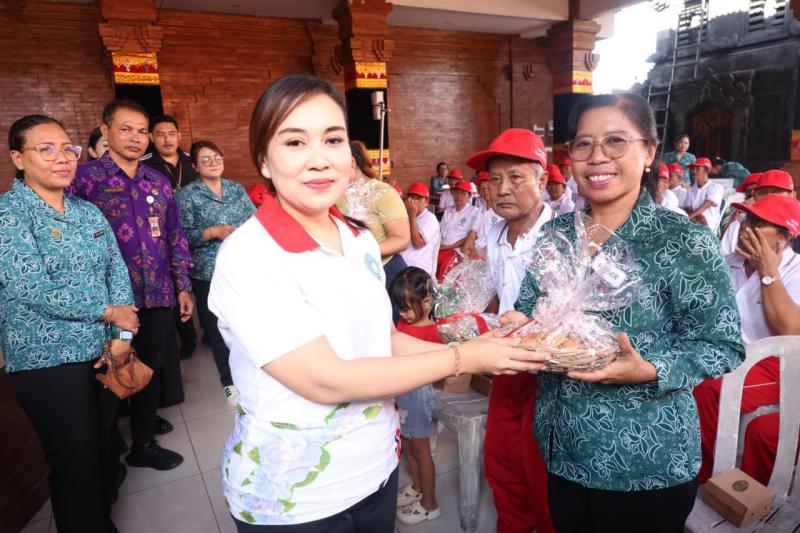 Intervensi Layanan Kesehatan Masyarakat, TP PKK Kota Denpasar Gelar Posyandu Paripurna di Banjar Padangsambian