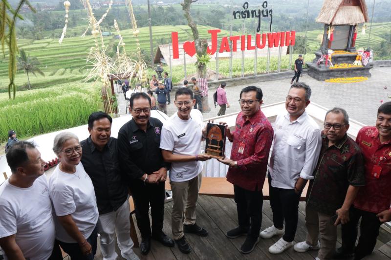 Pariwisata Lokal Bangkit Kembali: Peluang dan Tantangan di Era Adaptasi Kebiasaan Baru Pariwisata Lokal Bangkit Kembali: Peluang dan Tantangan di Era Adaptasi Kebiasaan Baru