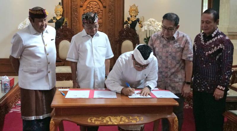 Bupati Adi Arnawa Tandatangani BAST Pinjam Pakai Lahan GWK