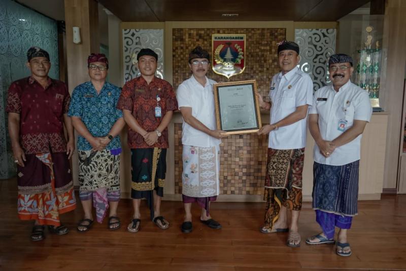 Bupati Karangasem, I Gusti Putu Parwata Menerima Sertifikat GIAHS Salak Sibetan