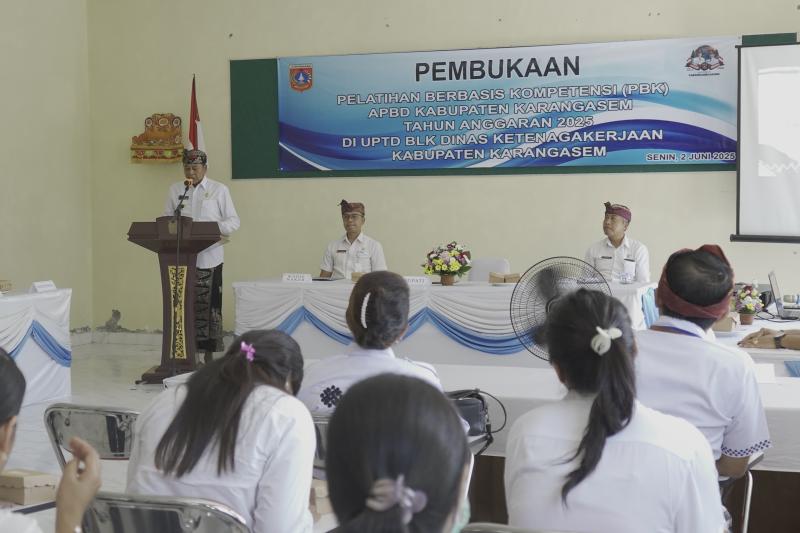 Bupati Gus Par Resmi Buka Pelatihan Berbasis Kompetensi 2025, Cetak Tenaga Kerja Unggul dan Mandiri