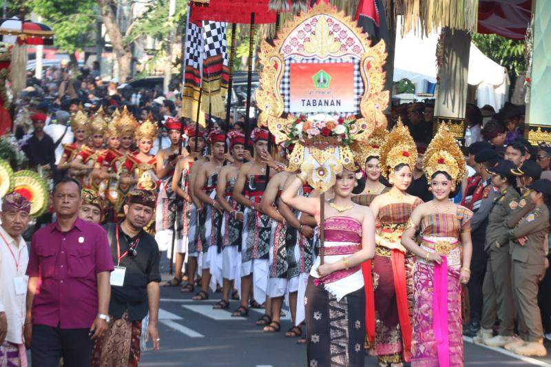 Bupati Sanjaya Bersama Ny. Rai Wahyuni Sanjaya Hadiri Pelepasan Peed Aya (Pawai)  PKB XLVII 2025