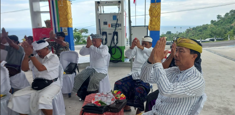 Tokoh GMT, I Gusti Made Tusan Ikuti Upacara Melaspas SPBN di Desa Seraya Timur