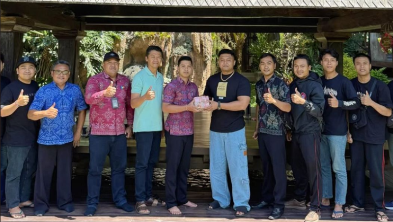 Jadi Jawara di PKB 2025, Bima Nata Serahkan Bonus Rp100 Juta Kepada Komunitas Seni Jong Gembyong