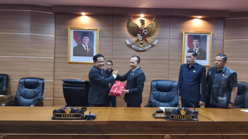 Bupati menyerahkan dokumen Ranperda diterima oleh Ketua DPRD Bangli, I Ketut Suastika