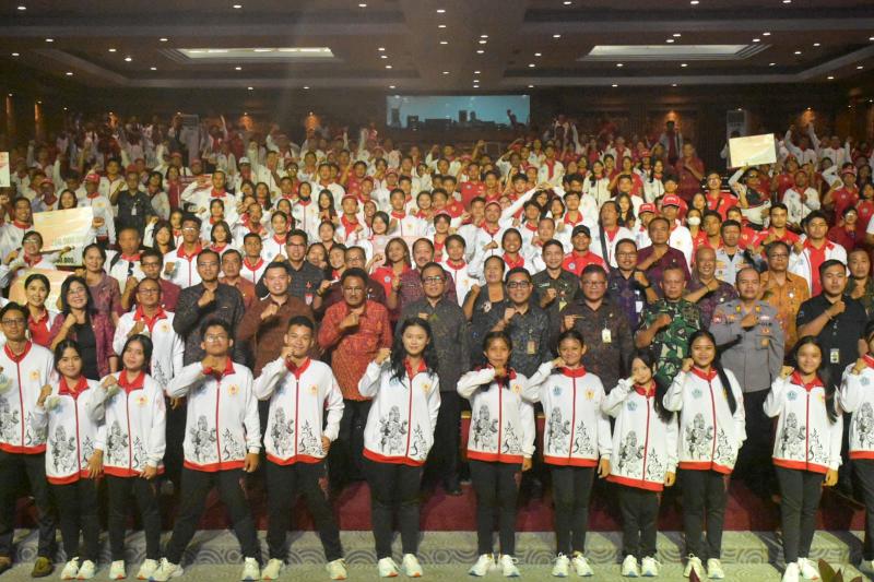 Apresiasi Capaian Kontingen Denpasar Pada Porprov Bali XVI, Walikota Jaya Negara Serahkan Tali Kasih Kepada Atlet dan Pelatih Peraih Medali