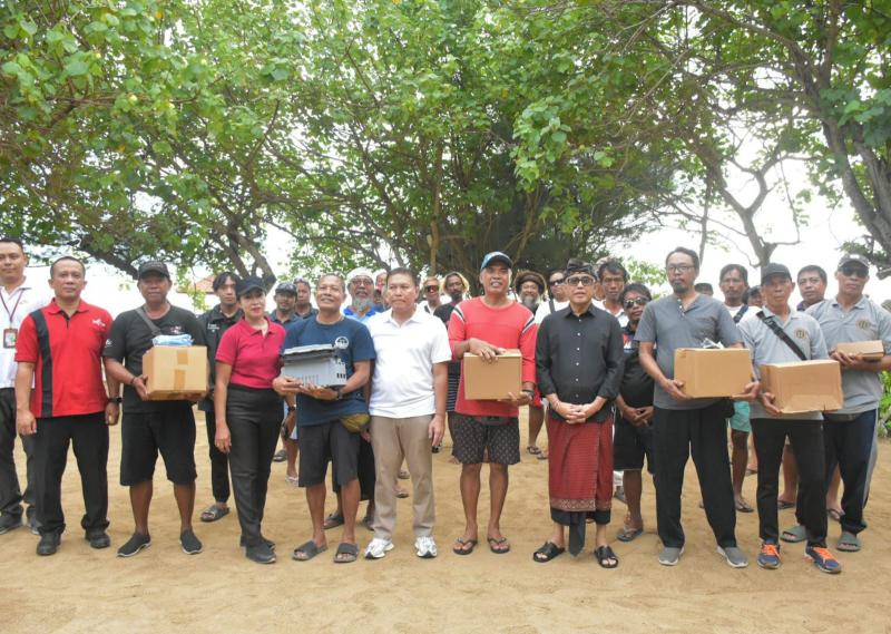Optimalisasi Hasil Laut Sanur, Walikota Jaya Negara Salurkan Bantuan Alat Pancing untuk 5 KUB