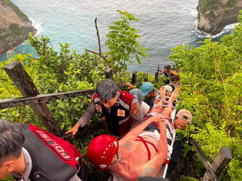 Wisatawan Ceko Terhempas Ombak Pantai Kelingking, Tim Gabungan Lakukan Evakuasi