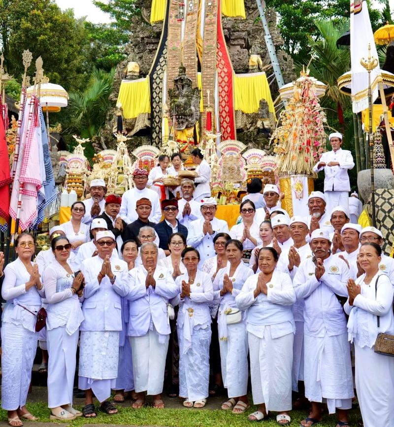 Kompak dan Solid, Pemkab Tabanan Laksanakan Sembah Bhakti Penganyar di Pura Semeru Agung Jawa Timur