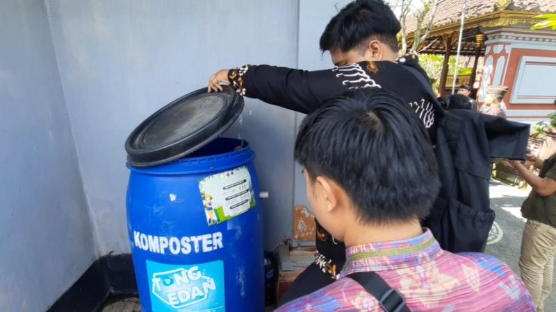Pihak Desa Gencarkan Penggunaan Tong Komposter untuk Mengelola Sampah Secara Mandiri
