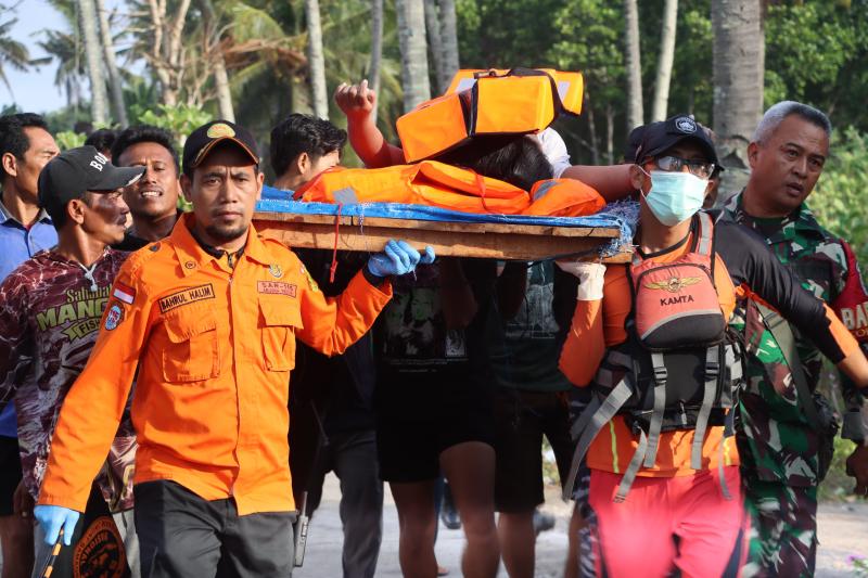 Karam di Selat Bali, Tim SAR Evakuasi 27 Penumpang Korban KMP Tunu Pratama Jaya