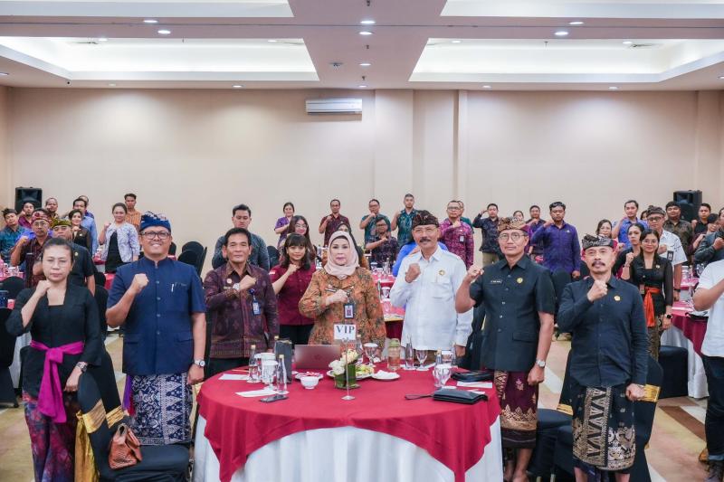 Inovasi Tangani Sampah Plastik, Kemenkumham Serahkan Sertifikat Merek Gotik Kepada Badung
