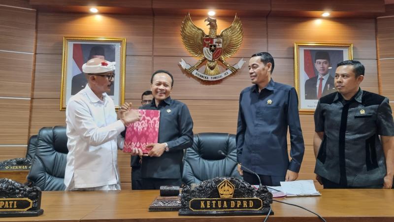 DPRD Bangli Setujui Pembahasan Dua Ranperda Baru dengan Sejumlah Catatan Ideologis
