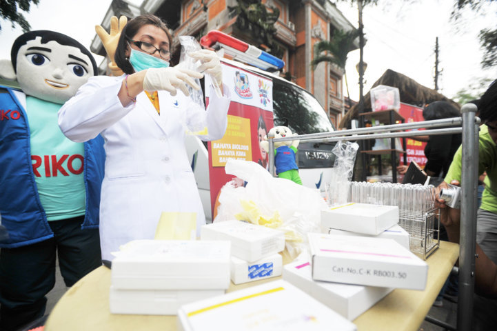 Uji Bahan Makanan - Petugas BPOM Denpasar melakukan pengujian makanan dan minuman kuliner Denfest, Jumat (29/12) kemarin.