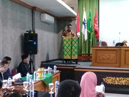 SAMBUTAN - Wakil Ketua Komite III DPD RI dr. Delis Julkarson Hehi, MARS saat memberikan sambutan pada  Seminar Uji Sahih Rancangan Undang-Undang (RUU) Tentang Perubahan Undang-Undang (UU) Nomor 14 Tahun 2005 Tentang Guru dan Dosen.