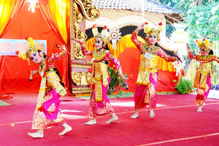 MENARI 