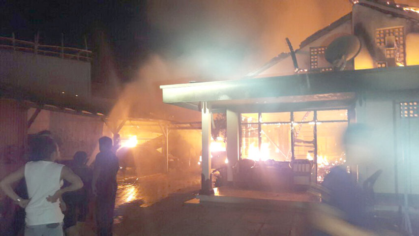 TERBAKAR 