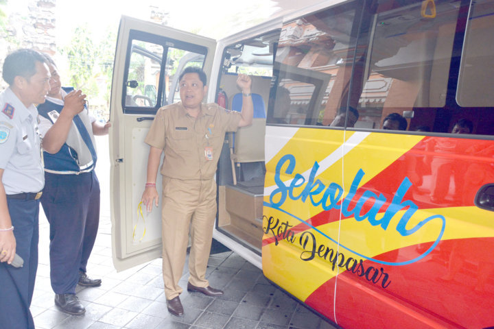 BUS SEKOLAH 