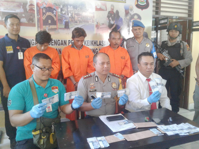 uang palsu
