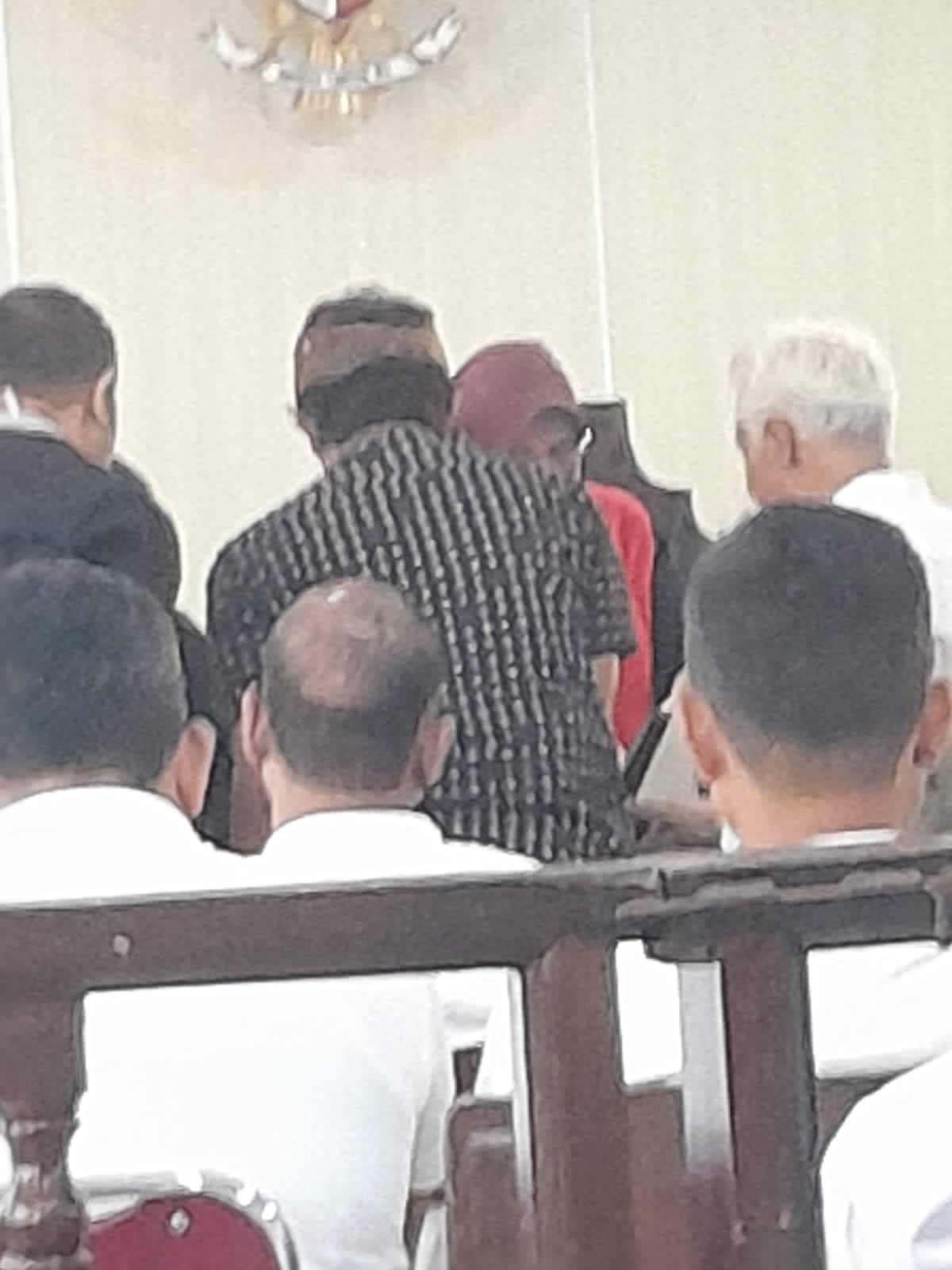 memperlihatkan bukti - bukti dalam persidangan