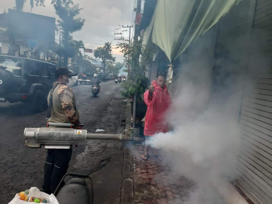 FOGGiNG - Petugas Diskes Bangli  saat lakukan fogging.