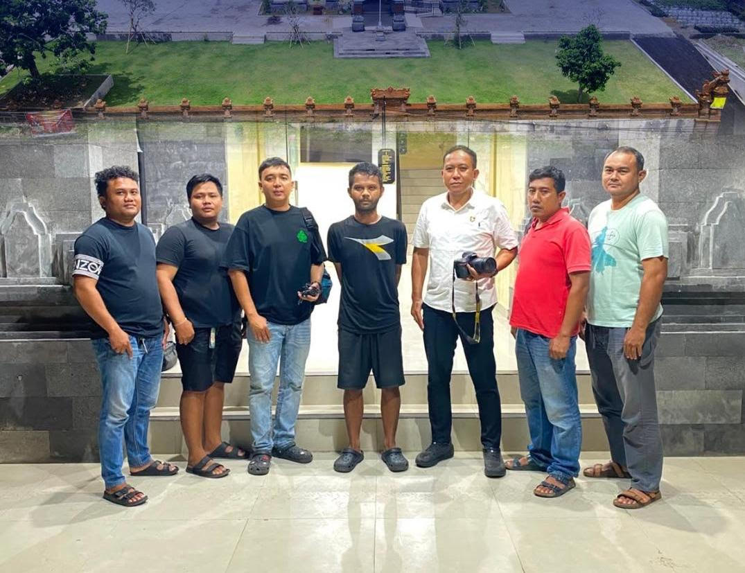 Curi Kamera 