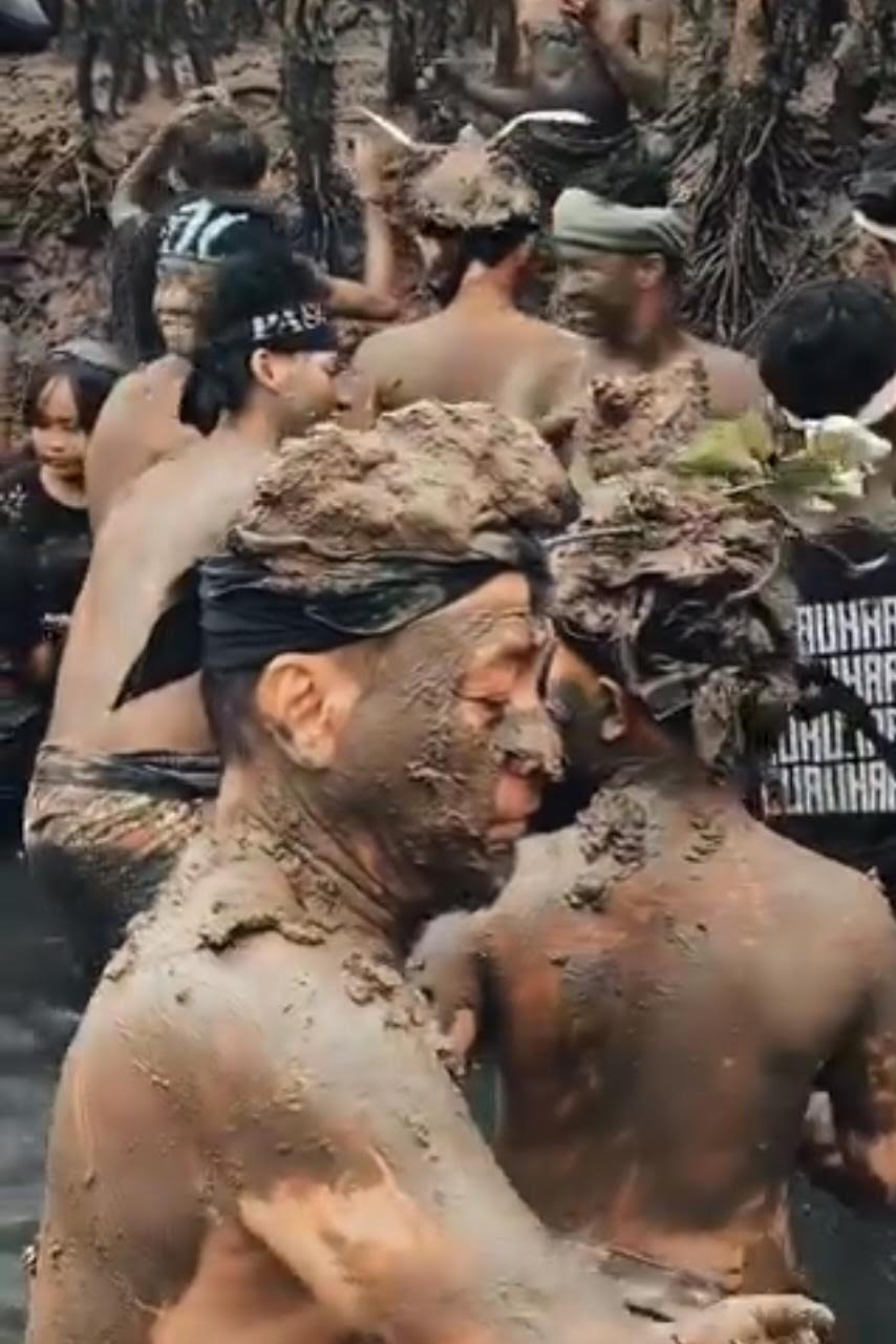 Tradisi mandi lumpur