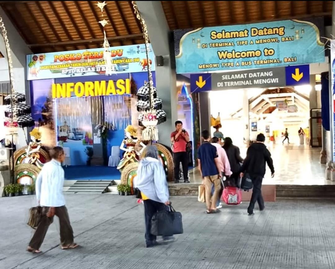 Sejumlah penumpang yang telah tiba di Terminal Tipe A Mengwi, Badung