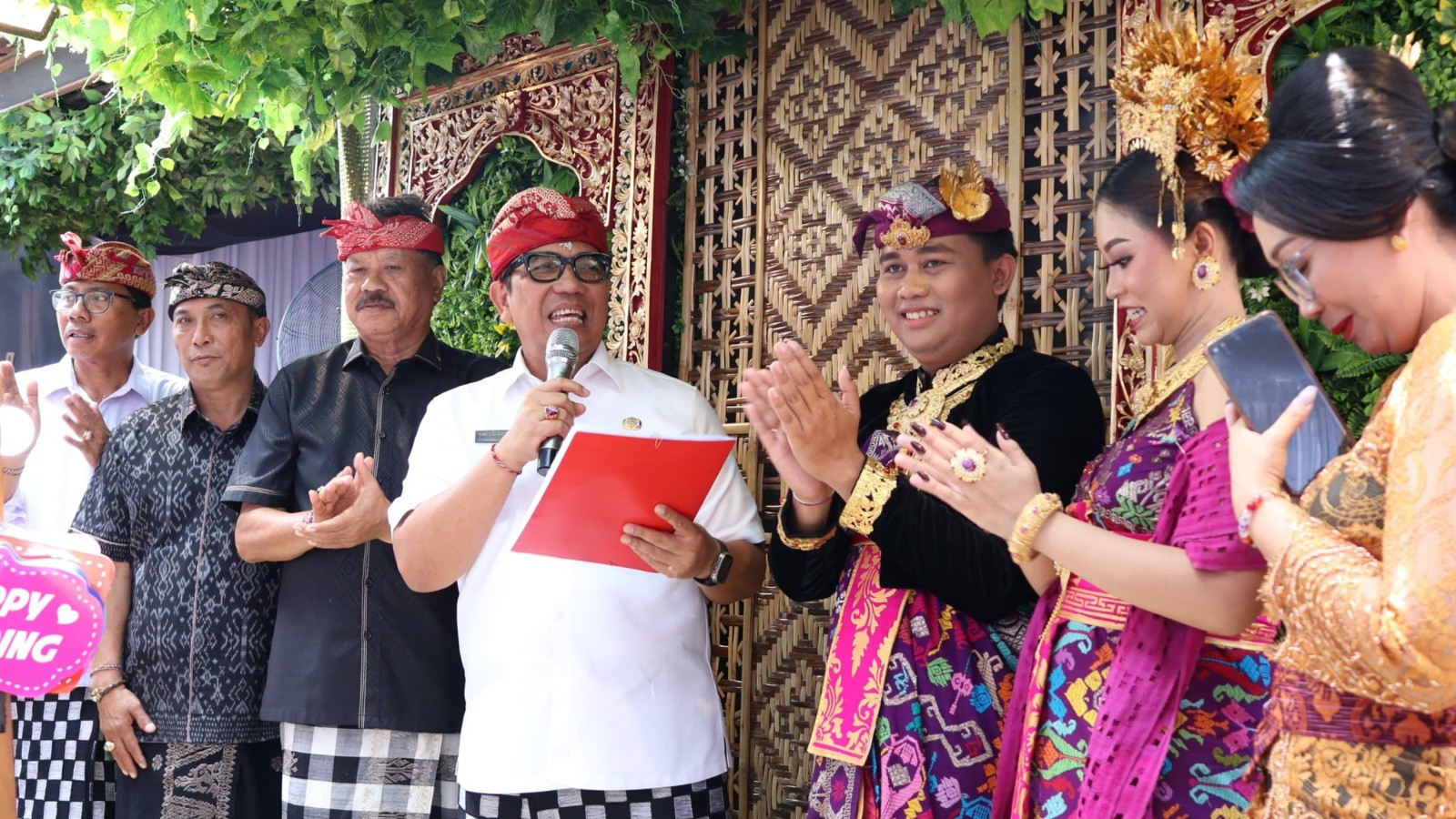 Bupati sanjaya serahkan dokumen 