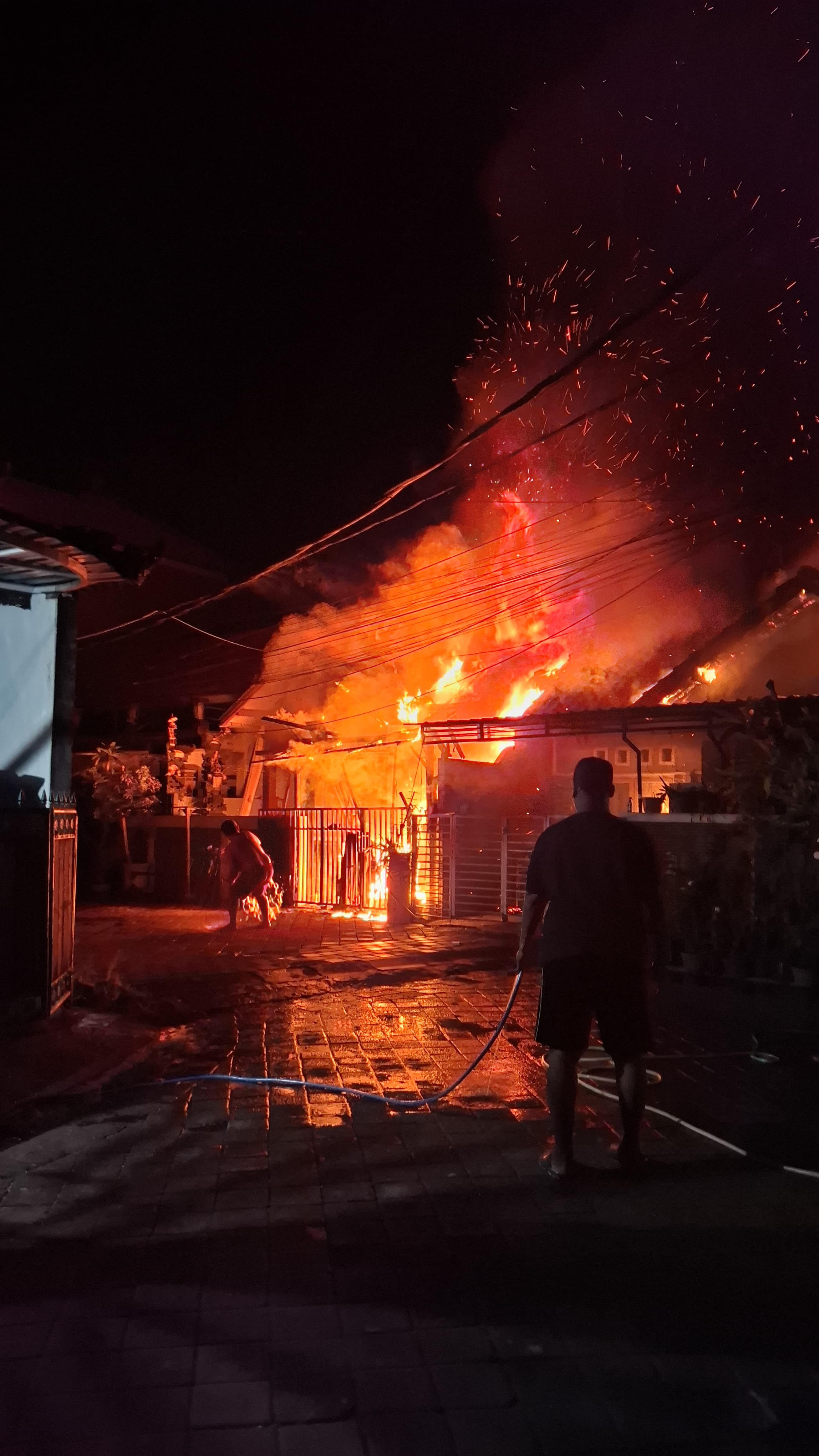 Rumah terbakar