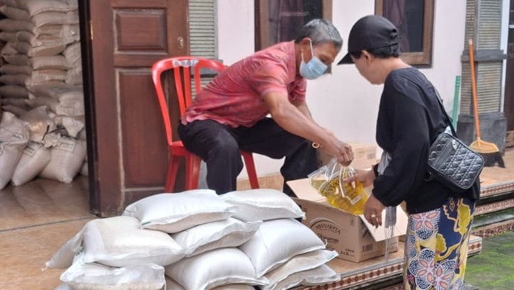 Penyaluran bantuan sembako 