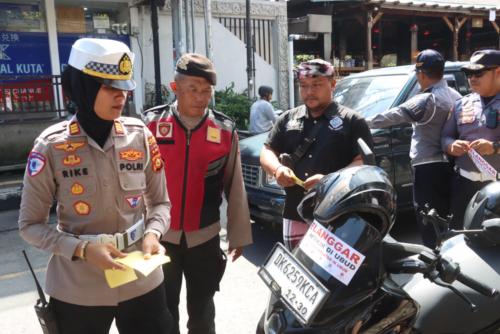  Tim Gabungan Tertibkan Parkir Liar di Ubud