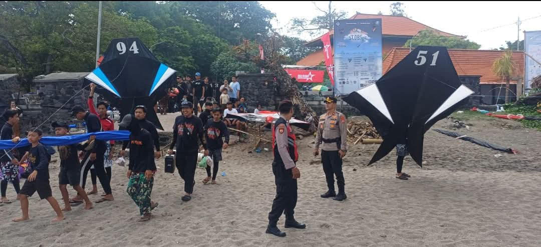 Personel Polsek Kuta Utara mengamankan Festival Layang-Layang di Pantai Berawa