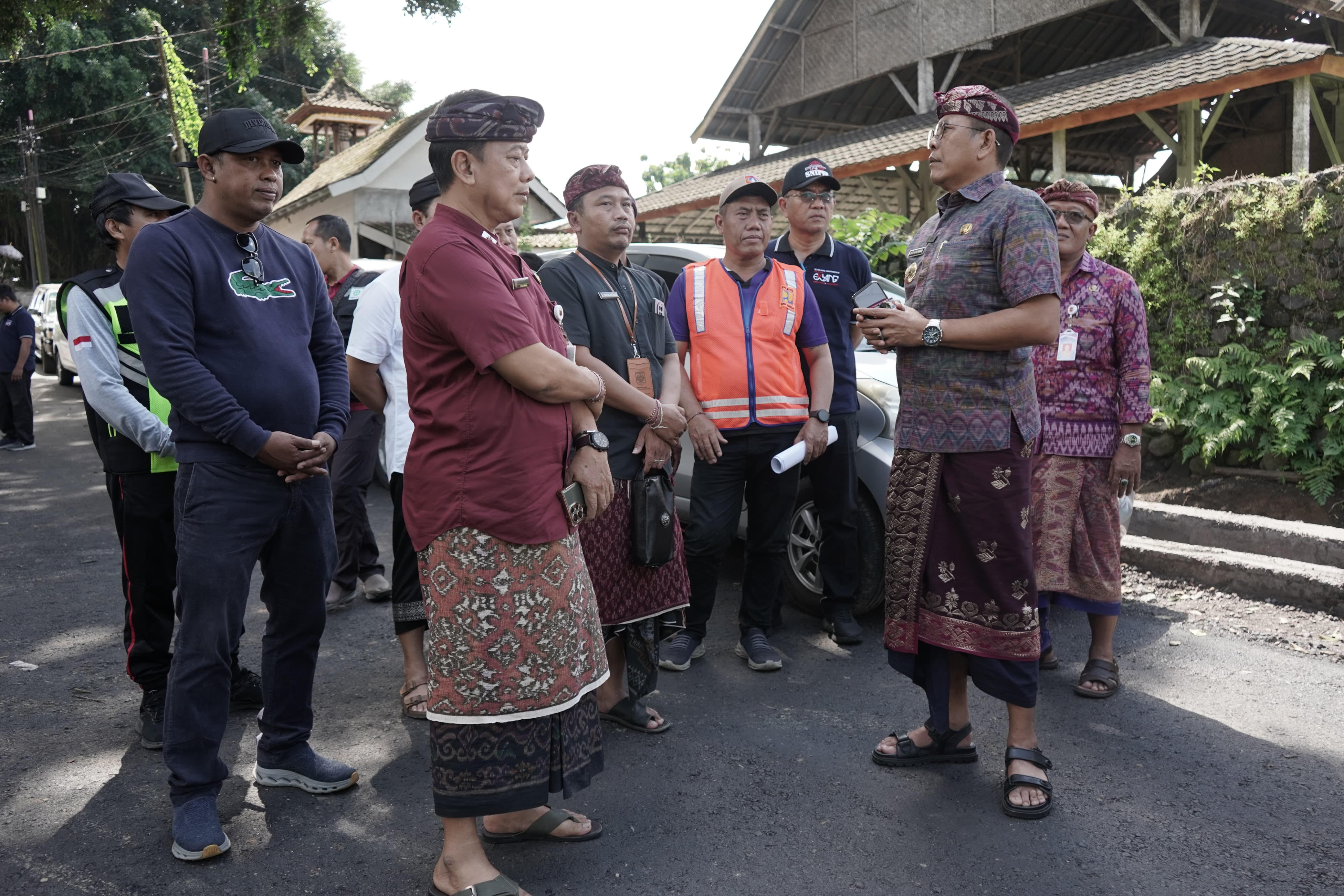 Bupati Karangasem I Gusti Putu Parwata saat memantau proyek infrastruktur jalan di Kecamatan Rendang