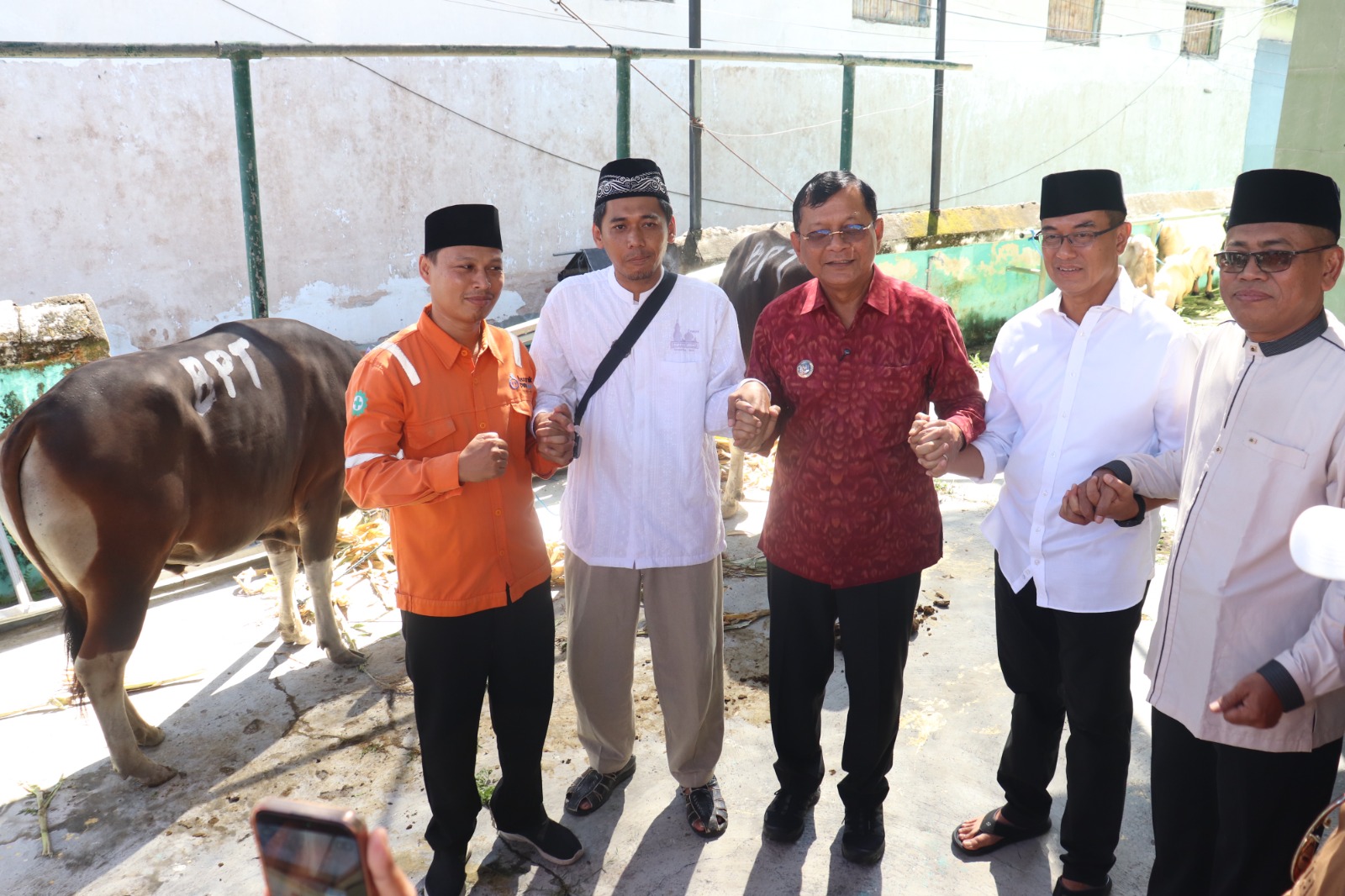 Bupati Sutjidra menyerahkan hewan kurban