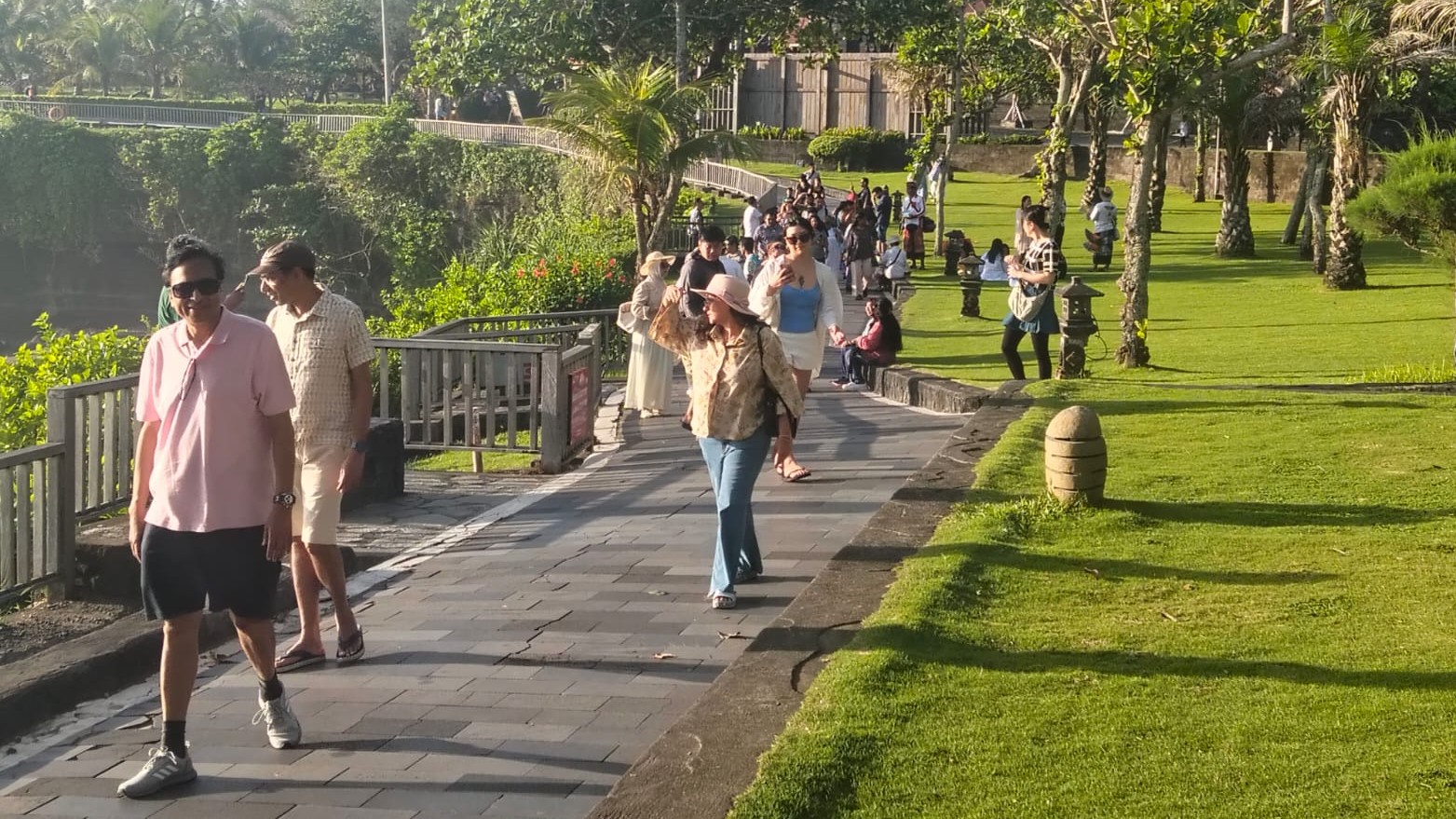 Suasana kunjungan wisata di area barat Tanah Lot.