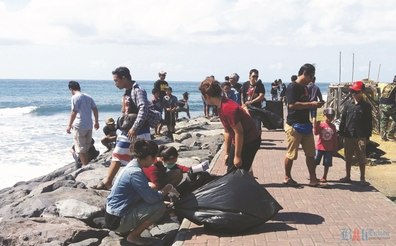 Bersih-bersih pantai
