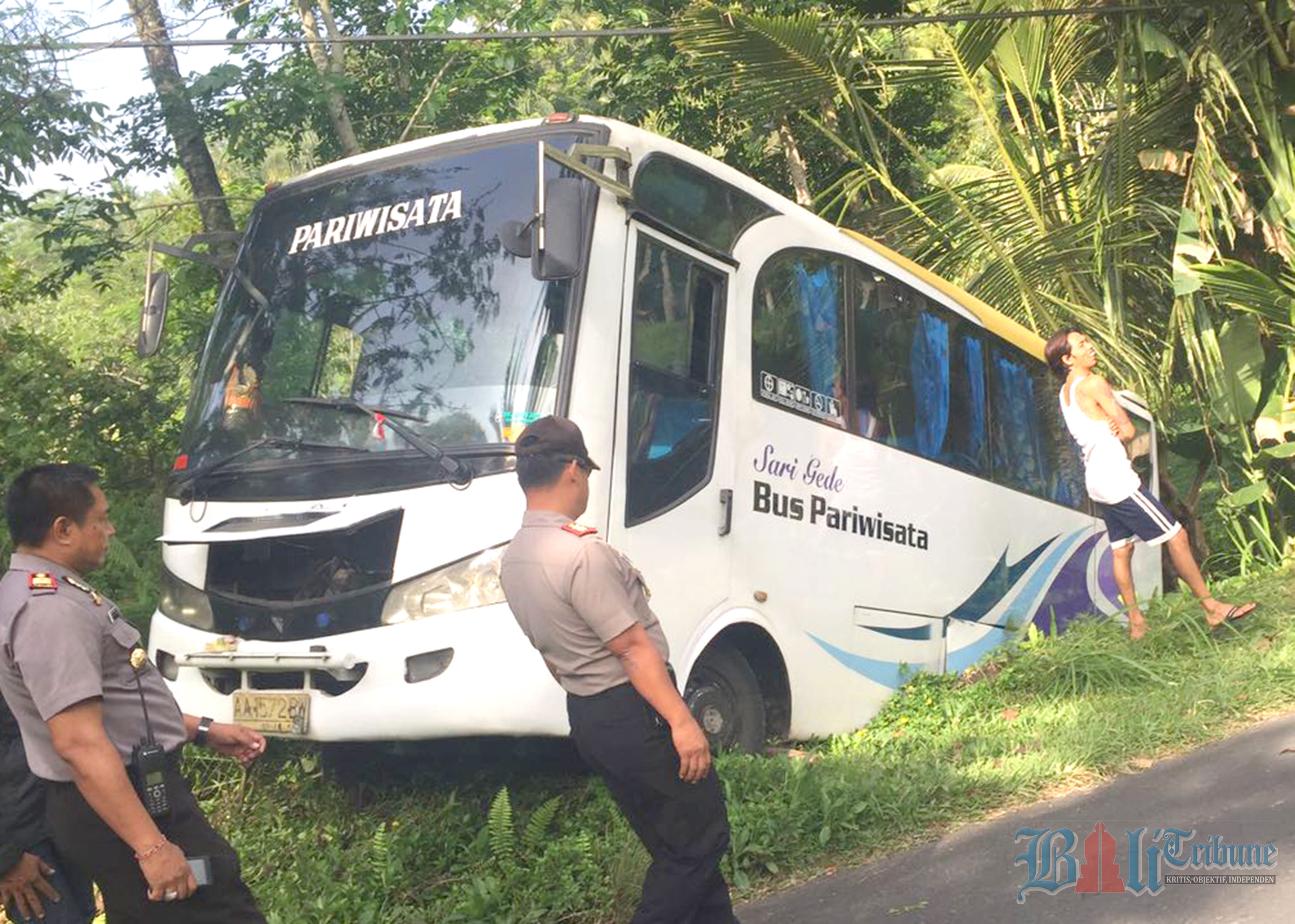 bus terperosok