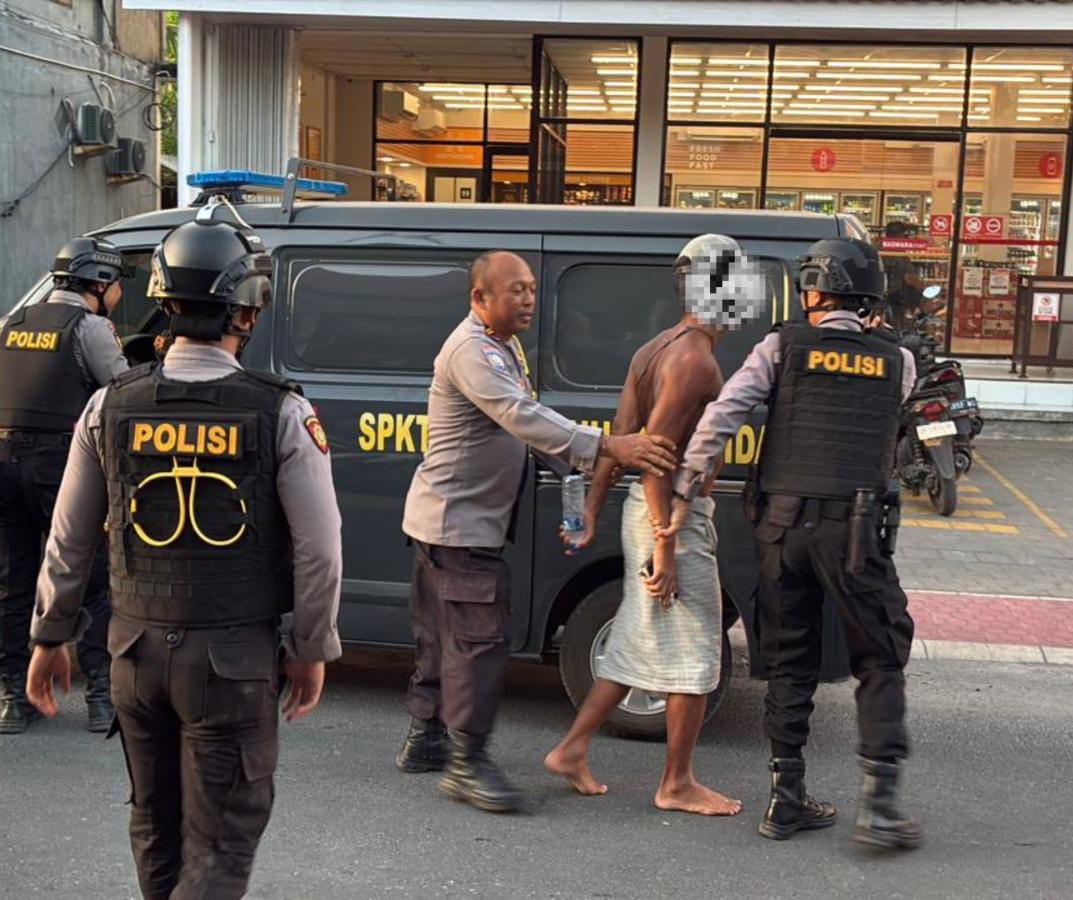 Bule Amerika serikat diamankan karena mabuk 