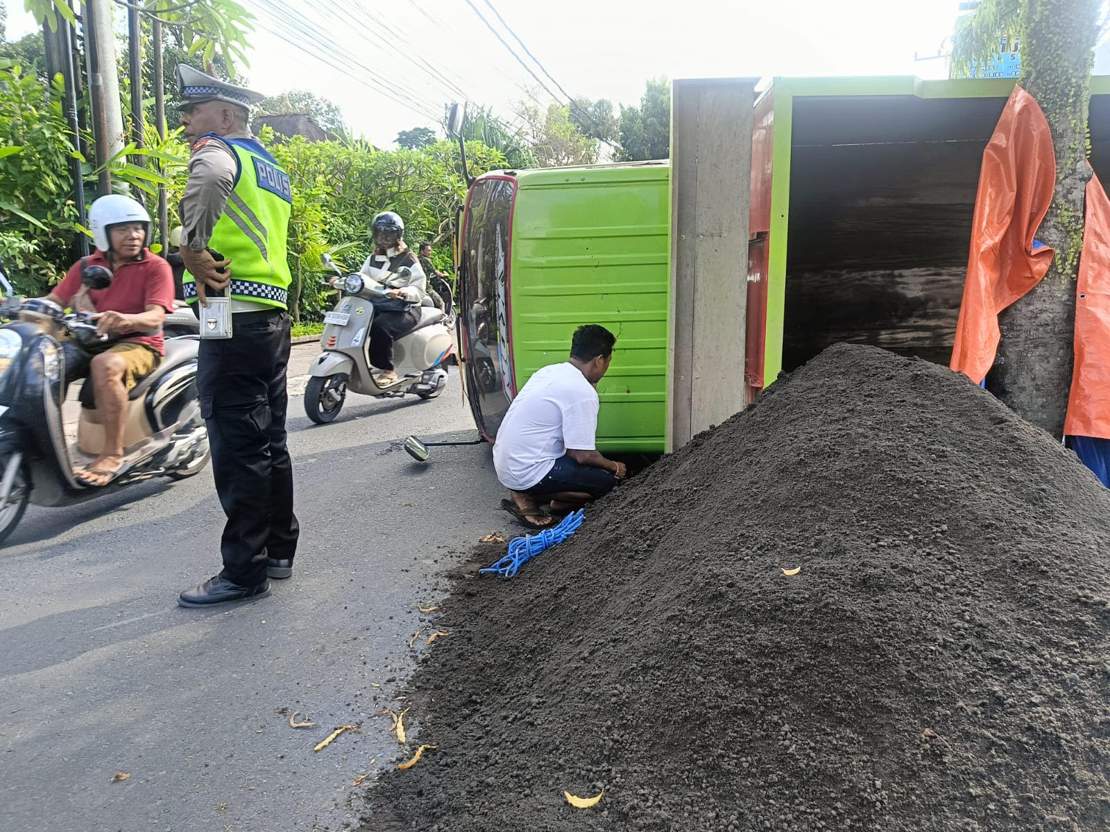 truk terguling 