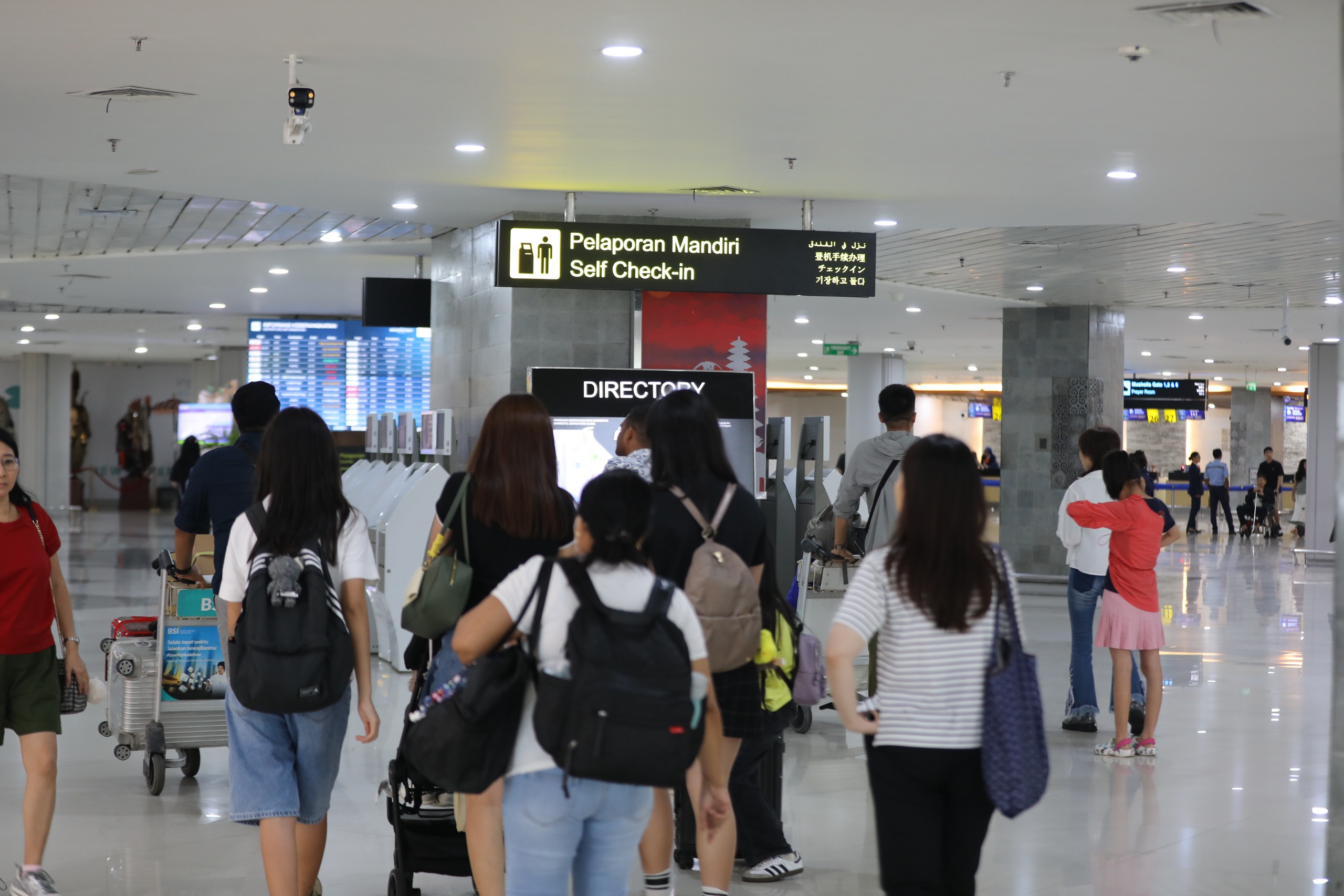penumpang di bandara bali