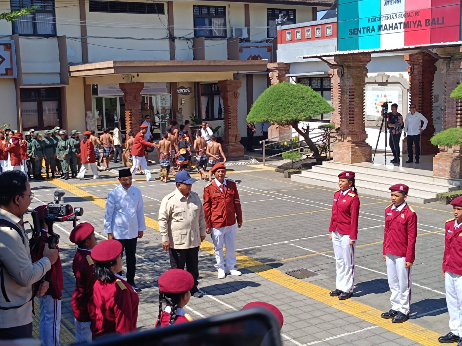 Presiden Prabowo Subianto disambut meriah oleh siswa-siswi di SRMP 17 Tabanan