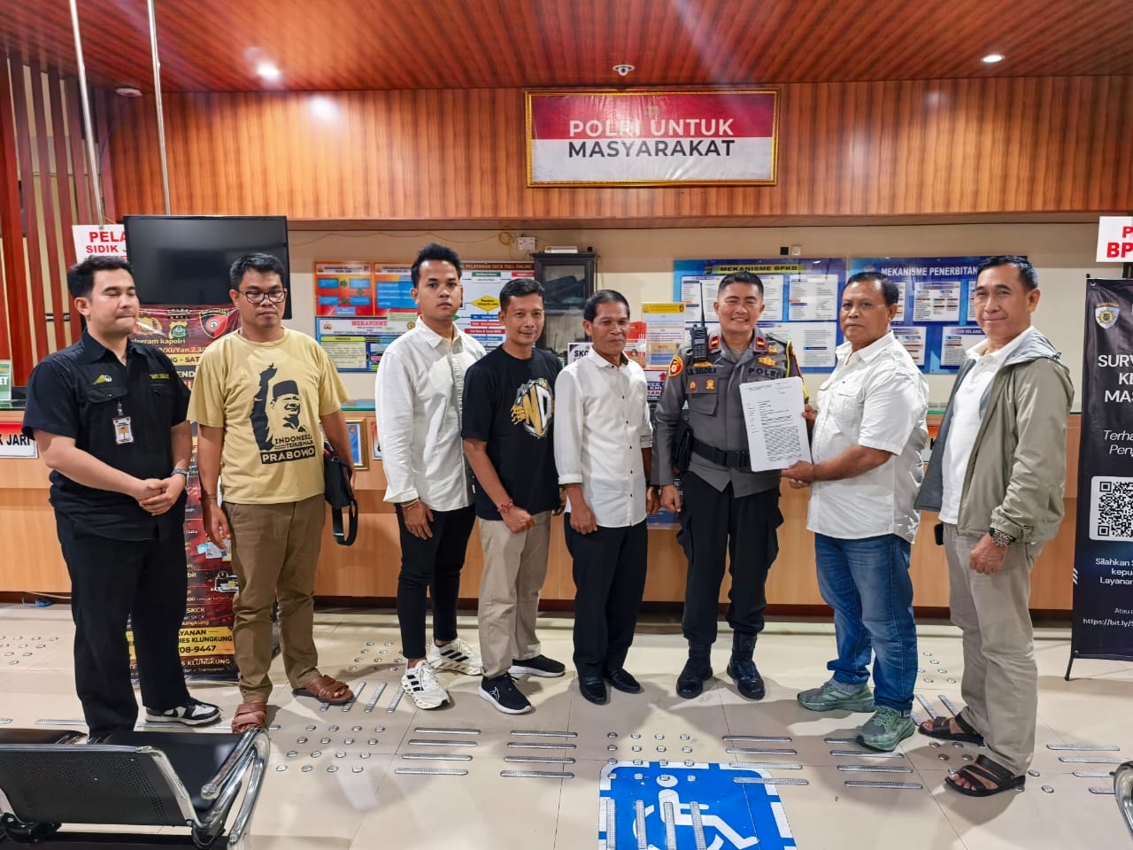 LAPORKAN - Pengurus DPC Partai Gerindra Klungkung foto bersama di Mapolres Klungkung usai membuat laporan di SPKT. 