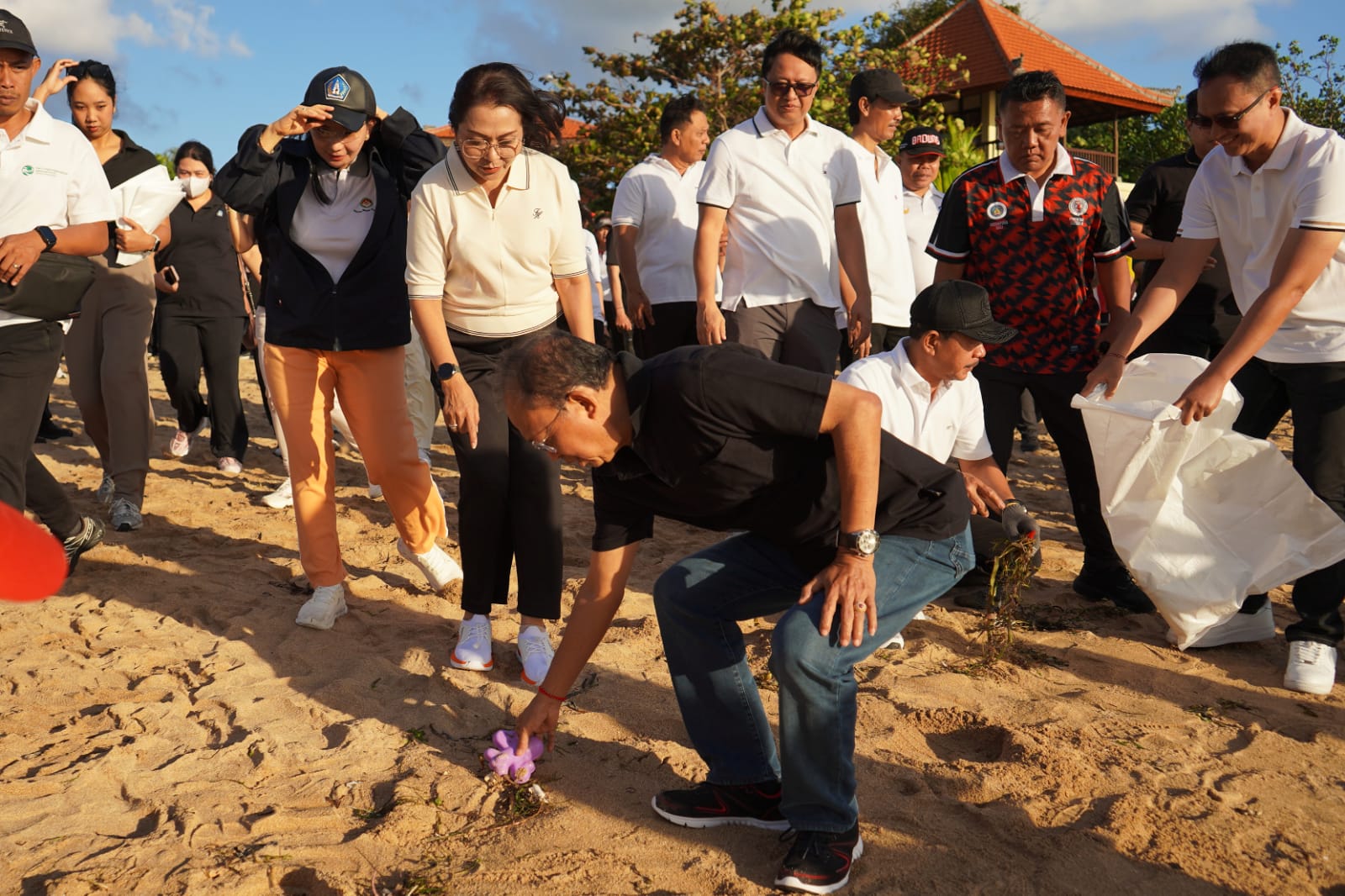 Gubernur Wayan Koster memimpin aksi bersih lingkungan