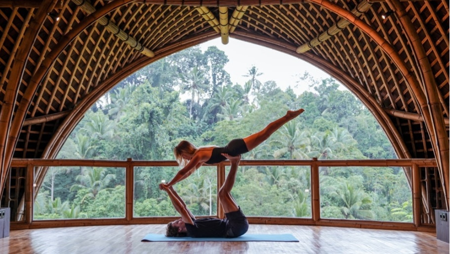 Aktivitas kebugaran (wellness) berlatar kehijauan hutan Ubud