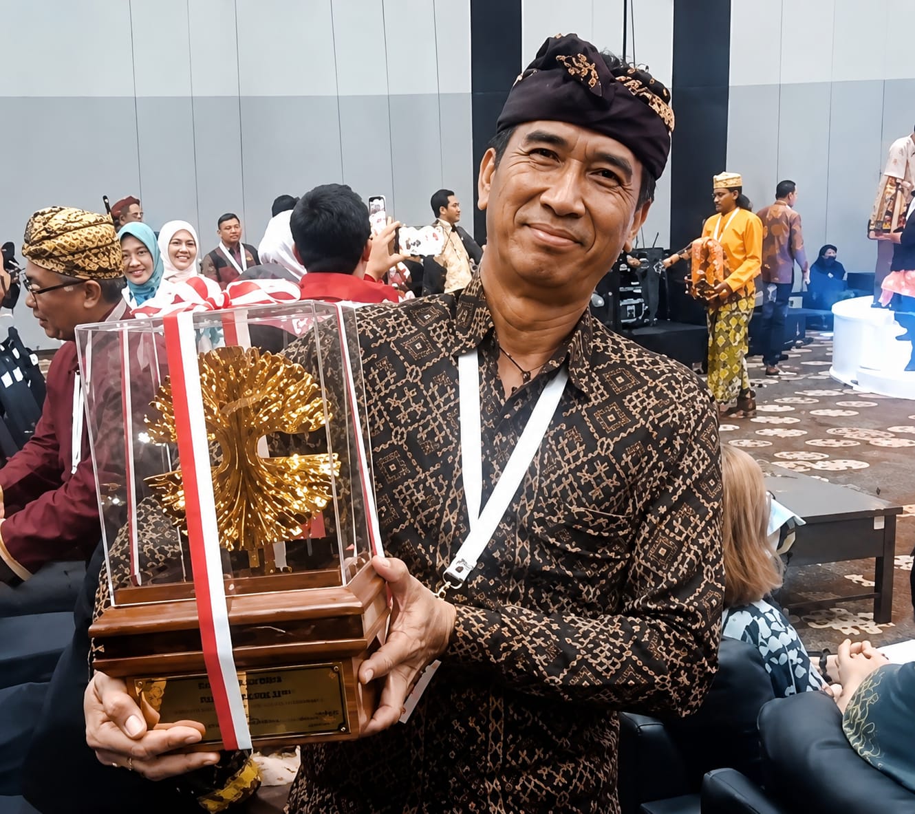 I Wayan Anom Astika Jaya saat menerima Kalpataru Lestari 2026.